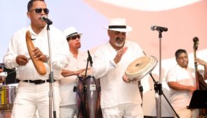Plena Es offers Puerto Rican music emphasizing the island’s distinctive bomba y plena musical traditions.