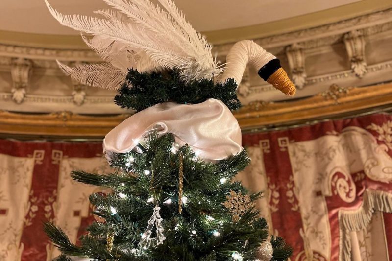 The elegant swan-themed tree, located in the French Parlor, was decorated by the Moss Mansion staff.